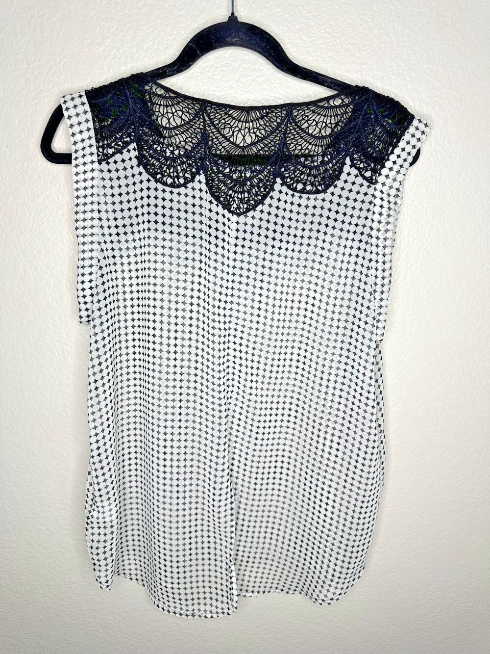 Pleione Blouse Womens Large Lace Yoke Sleeveless Geometric Scalloped Black White - Picture 5 of 6